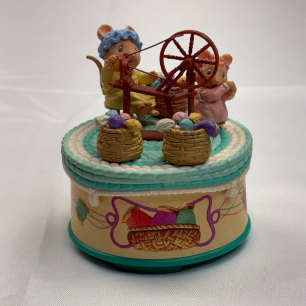 San Francisco Music Box Company “Spinning Wheel” Mouse Mice Yarn Spinning Enesco