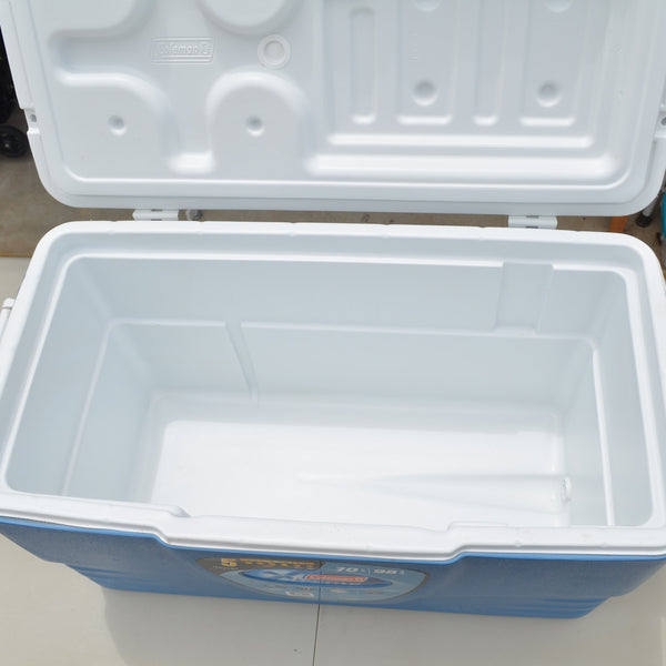 Coleman Xtreme 70 qt Ice Box Cooler Blue/White 98 Cans, Cup Holders