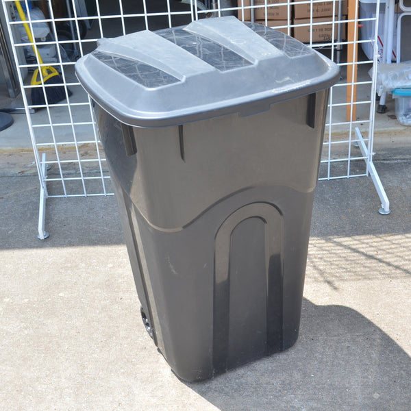 Blue Hawk 32 Gallon Trash Can with Wheels, Lid - Clean