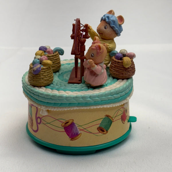 San Francisco Music Box Company “Spinning Wheel” Mouse Mice Yarn Spinning Enesco